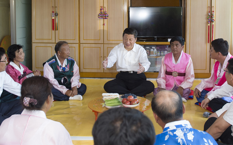 2015年7月16日,習(xí)近平在吉林省延邊朝鮮族自治州和龍市東城鎮(zhèn)光東村農(nóng)戶家中同村民們親切交談。
